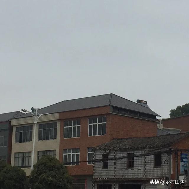 农村自建房坡屋顶，用琉璃瓦还是树脂瓦？看看内行人的经验分享