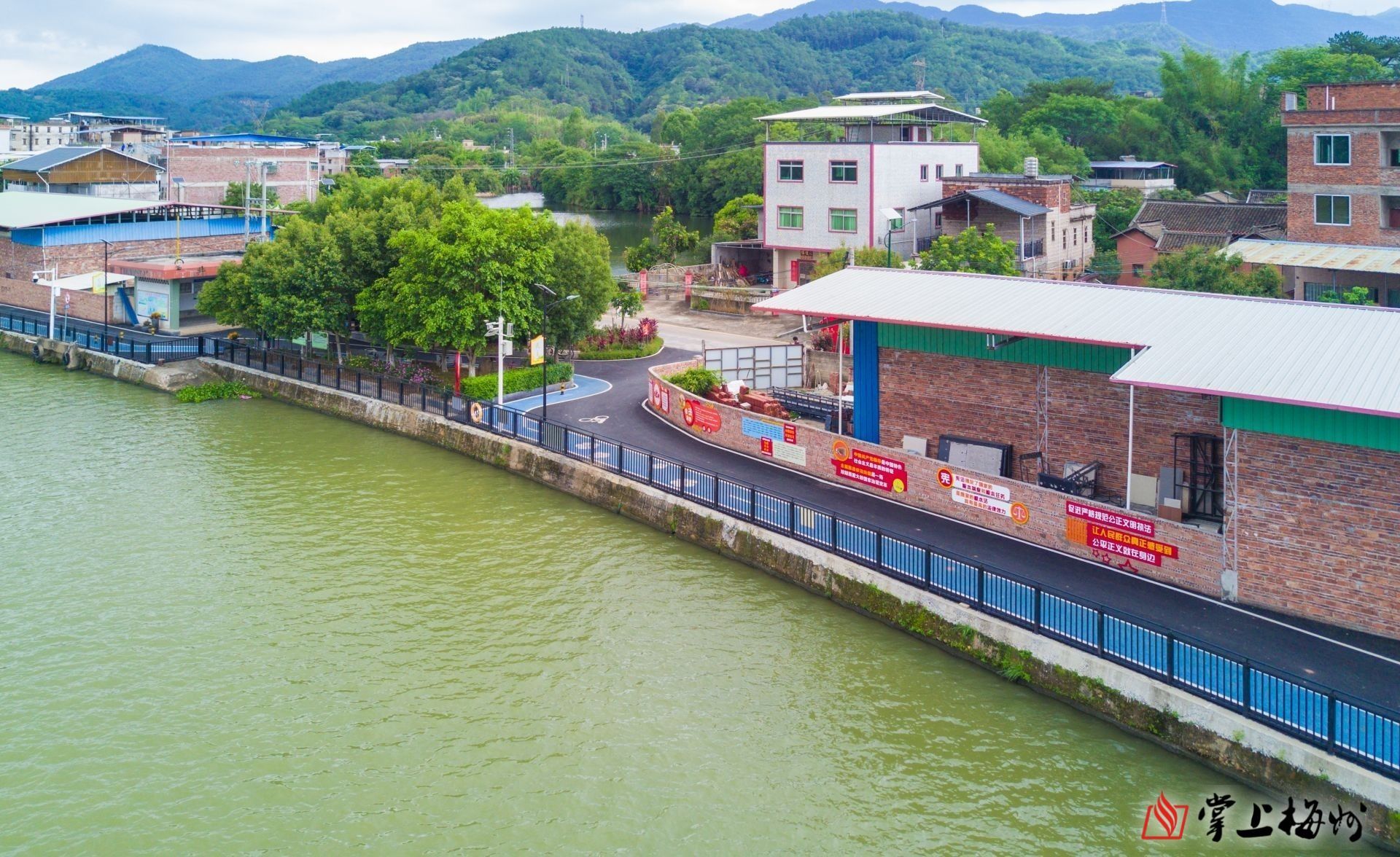 ↑长沙圩镇碧道铺设了沥青并划分跑道和自行车道,“颜值”再获提升。(林翔 摄)